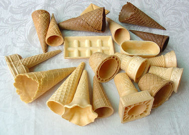 La forma multi coloreó el cono del azúcar del helado, los conos cubiertos chocolate de la galleta