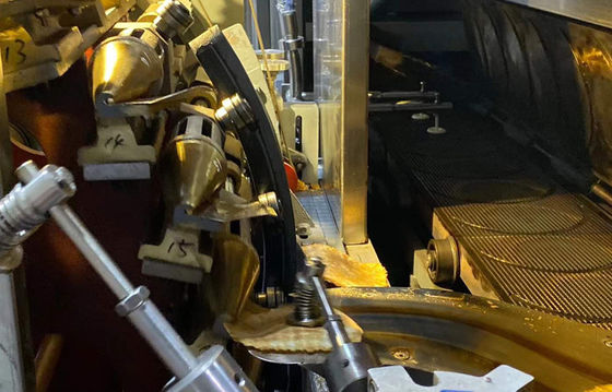 Acero inoxidable de la galleta de la calle de la comida del cono de la máquina fósil automática del fabricante